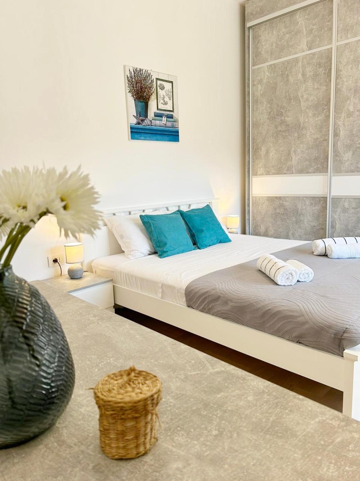 The Circle Apartment Skopje Bagian luar foto