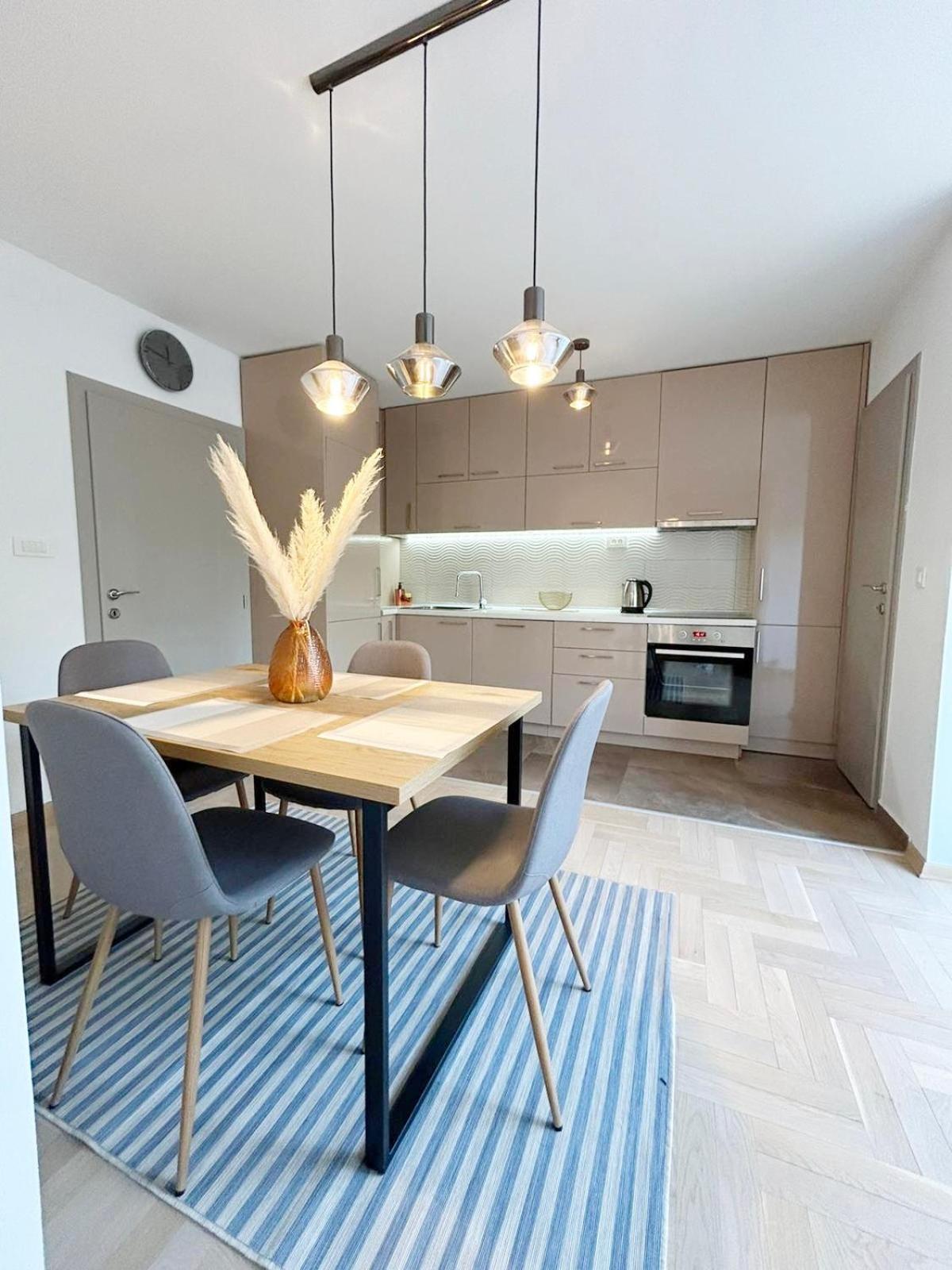 The Circle Apartment Skopje Bagian luar foto