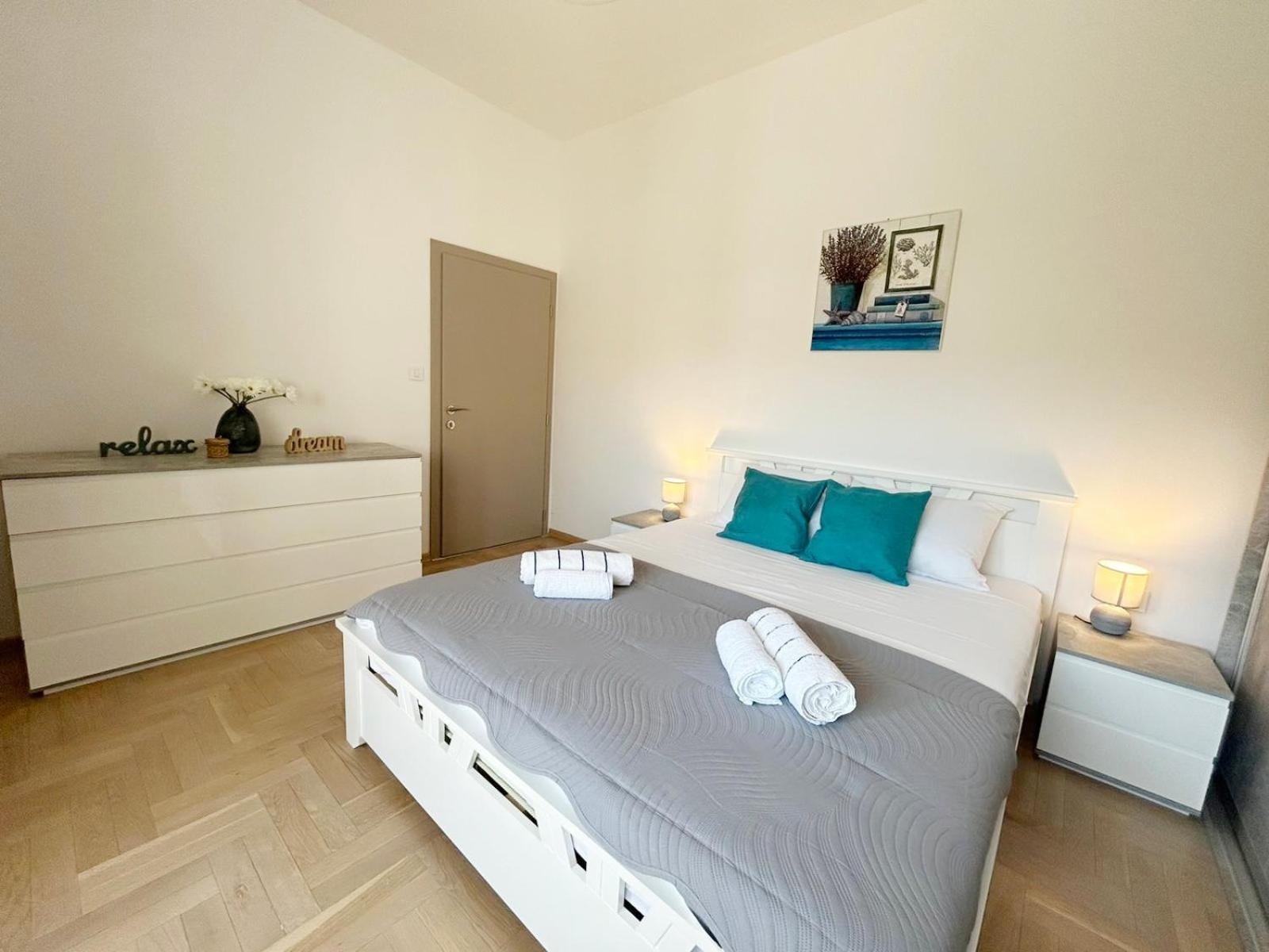The Circle Apartment Skopje Bagian luar foto