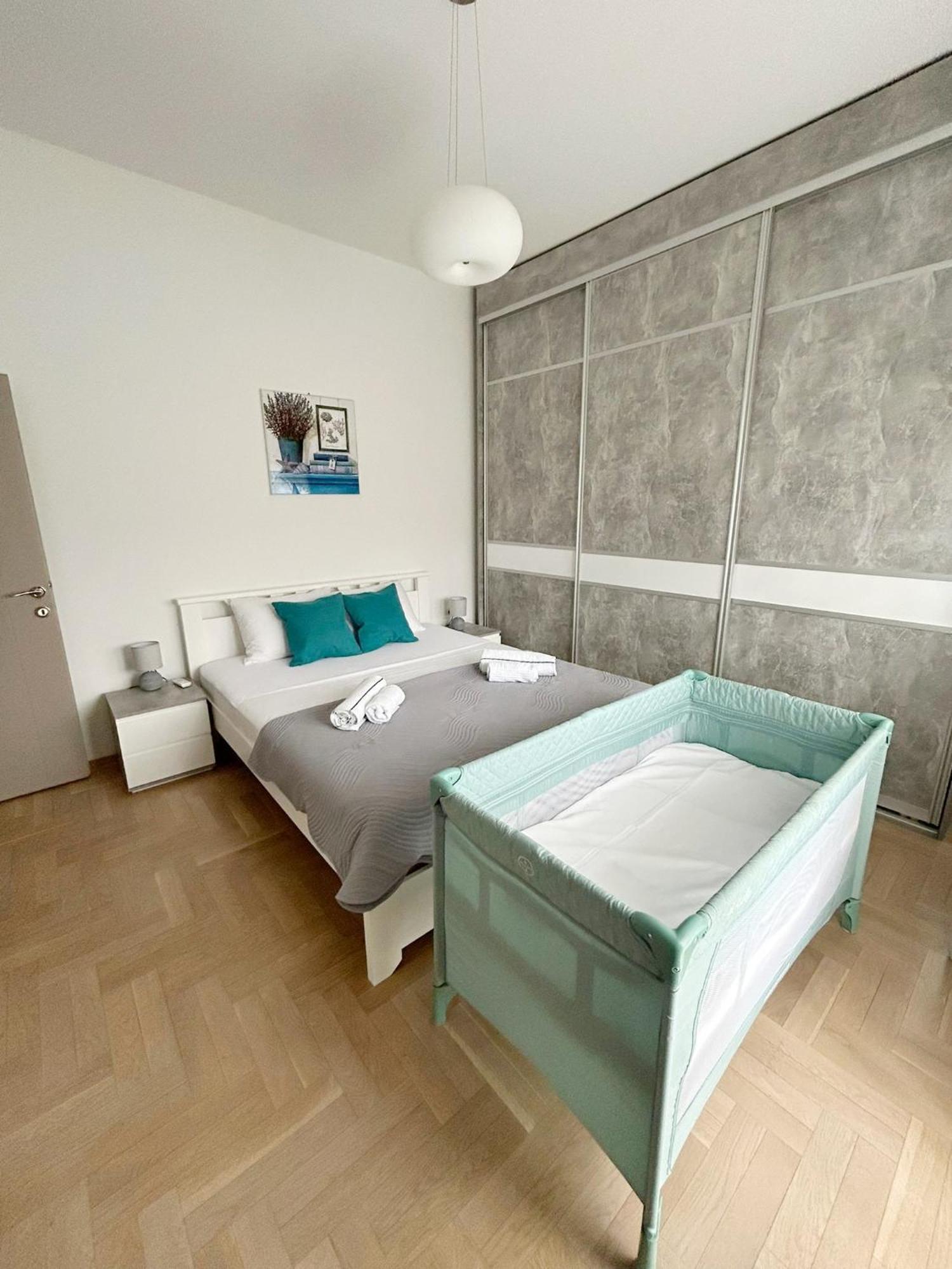 The Circle Apartment Skopje Bagian luar foto